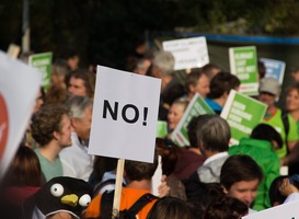 Studenten en docenten TU/e lopen protestmars tegen onderwijsbezuinigingen Studenten en docenten TU/e lopen protestmars tegen onderwijsbezuinigingen